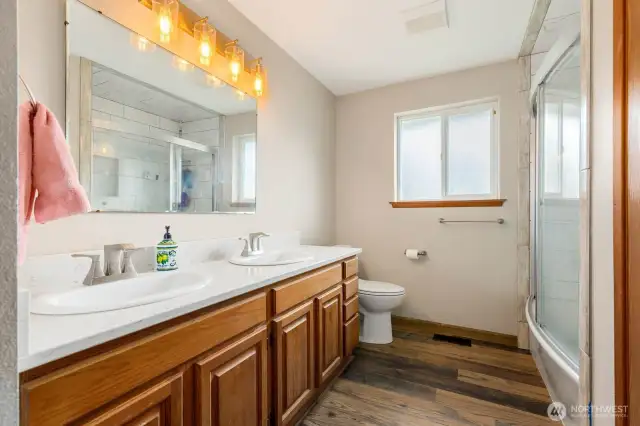 Freshly updated full guest bathroom!