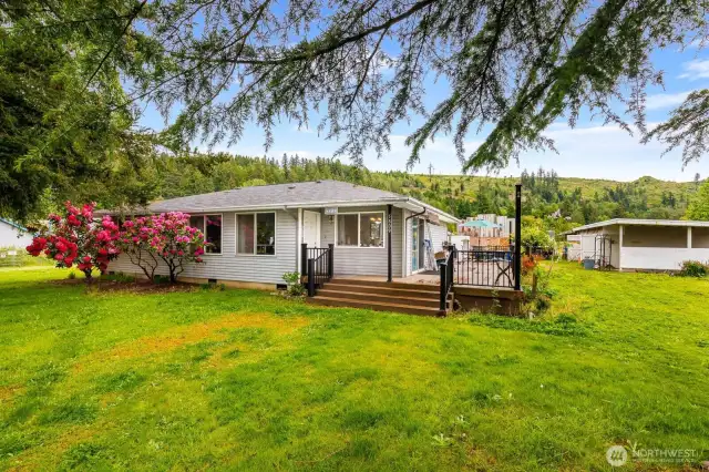 Look at that lush, green mountainside as your backdrop!