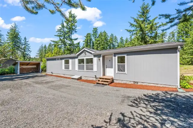 Move-in ready home on a spacious lot with fresh landscaping and peaceful wooded surroundings. Enjoy low-maintenance living just minutes from town.