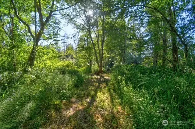 Private nature trails to beach