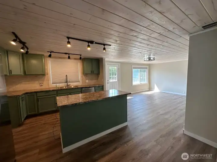 Kitchen-island/eating bar