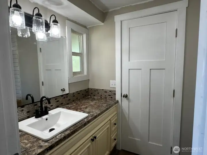 2nd Bath-full with tub and shower