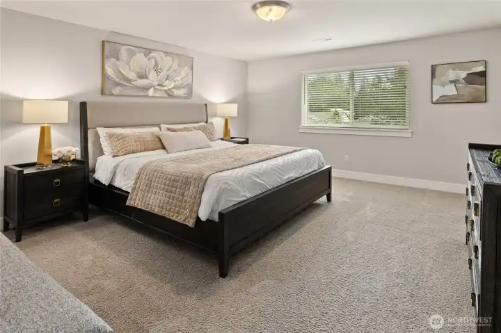 Spacious primary en suite