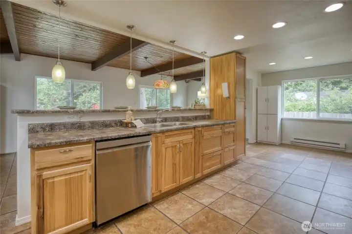 Plenty of counter space and cabinets Plenty of counter space and cabinets