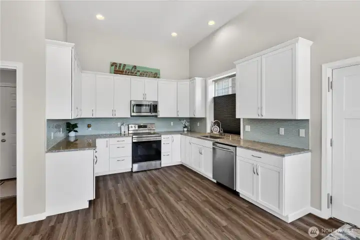 Studio/MIL full kitchen.