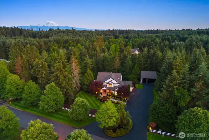 Welcome to this stunning custom home in The Ridge Neighborhood! Welcome to this stunning custom home in The Ridge Neighborhood!