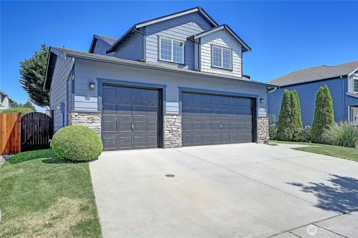Large Parking Driveway for Guests~ Large Parking Driveway for Guests~
