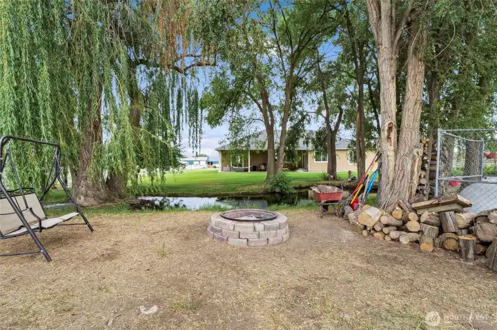 Country privacy with convenient access to Moses Lake.