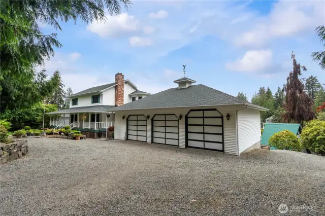 2 separate tax parcels located in the highly sought after Lakeridge Cove.  1120 square foot detached garage located on 2nd parcel