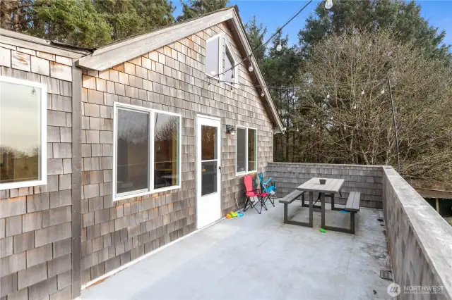 Large deck to listen to the ocean!