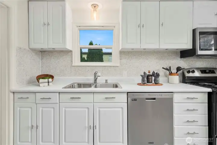 Full height tile backsplash throughout kitchen makes the space pop.