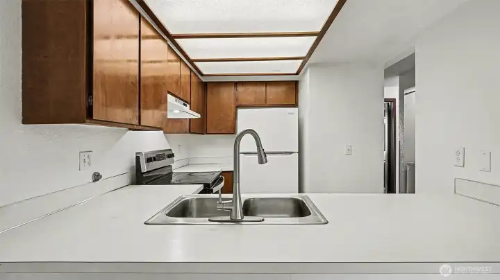 Kitchen w/ all appliances