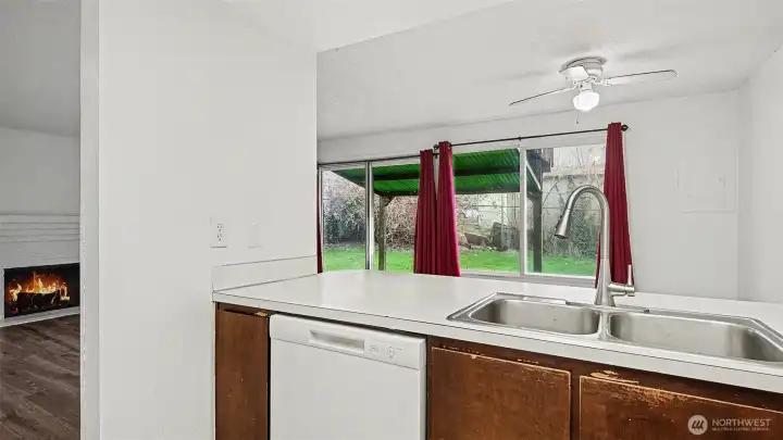 Kitchen w/ all appliances