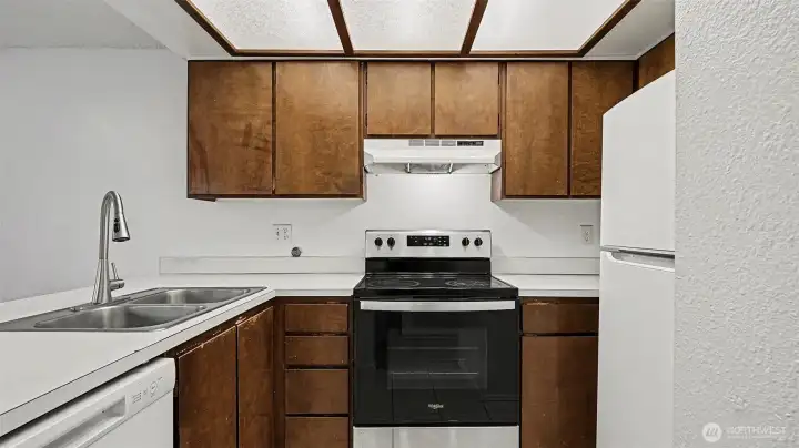 Kitchen w/ all appliances