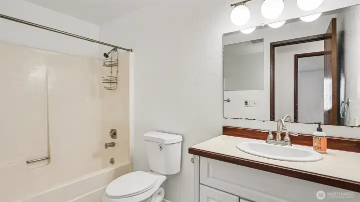 Full Bathroom w/ Tub