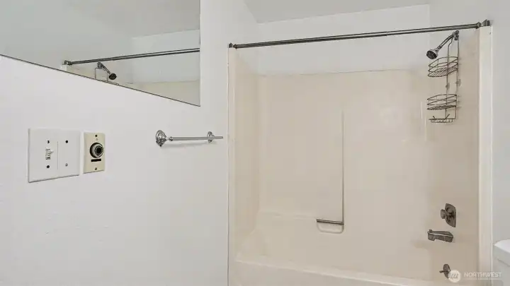 Full Bathroom w/ Tub