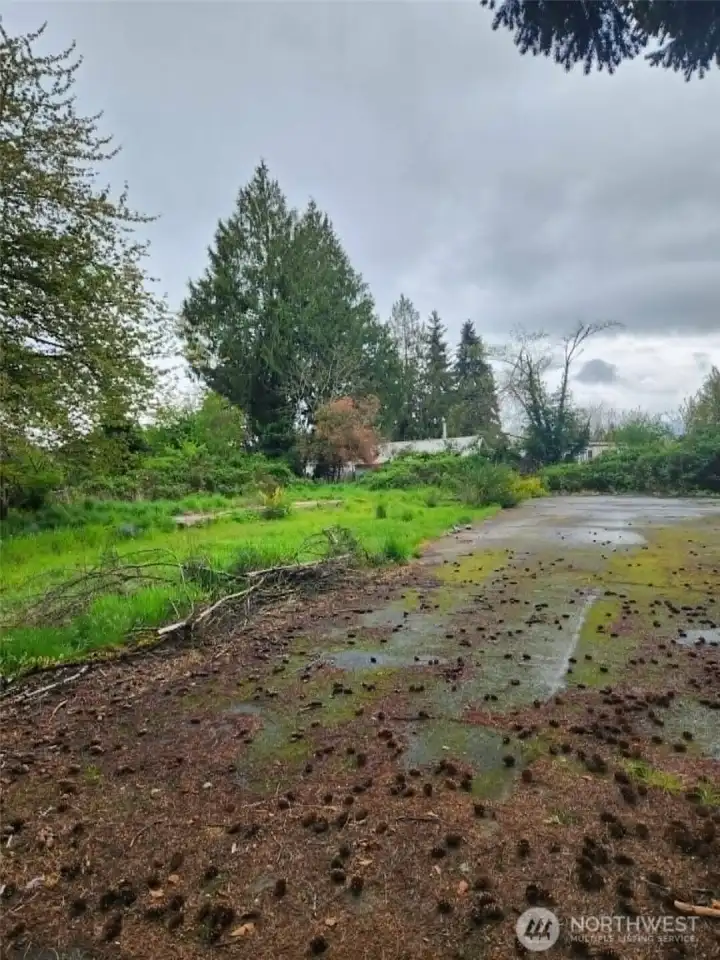 Spacious lot