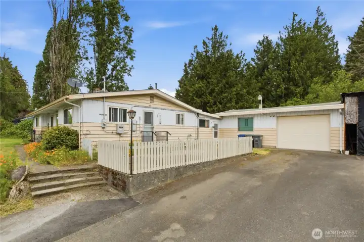 Side fenced patio