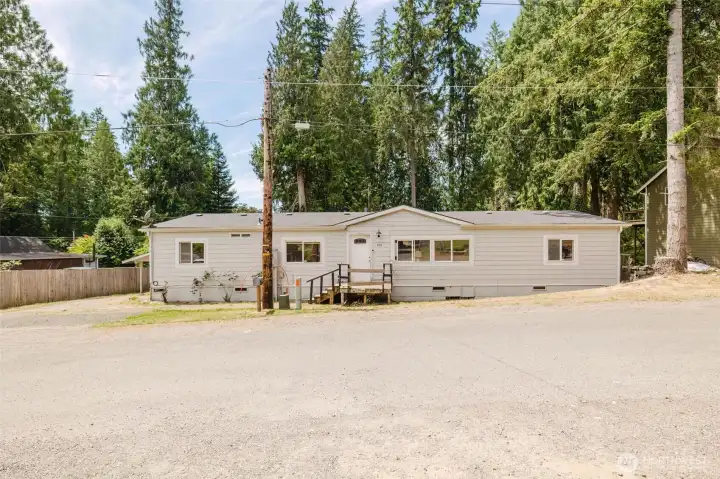 Welcome to 401 Lk Devereaux Rd....