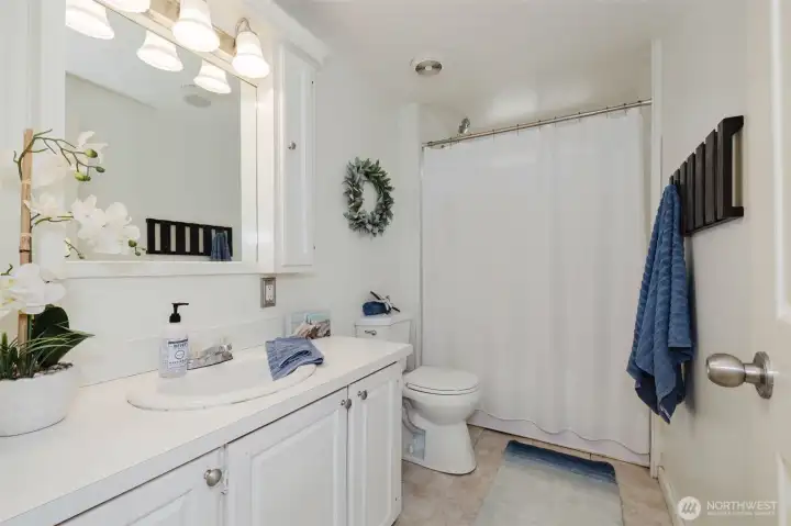 2nd full bath, located between bedroom 2 & 3.