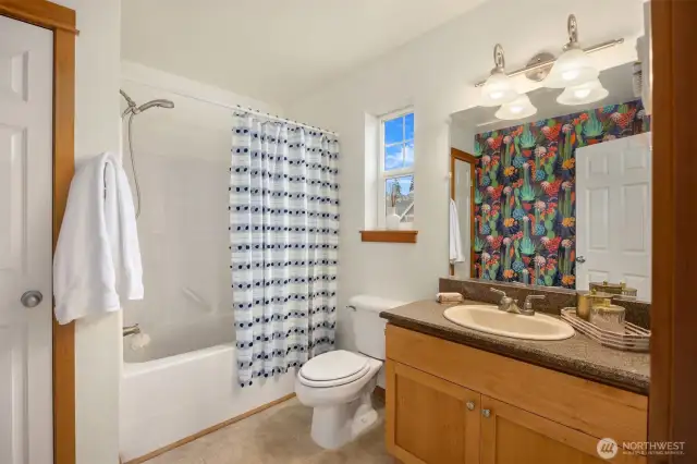 Upper level full bath.