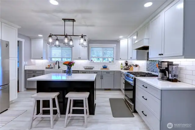 Another view of this gorgeous kitchen.