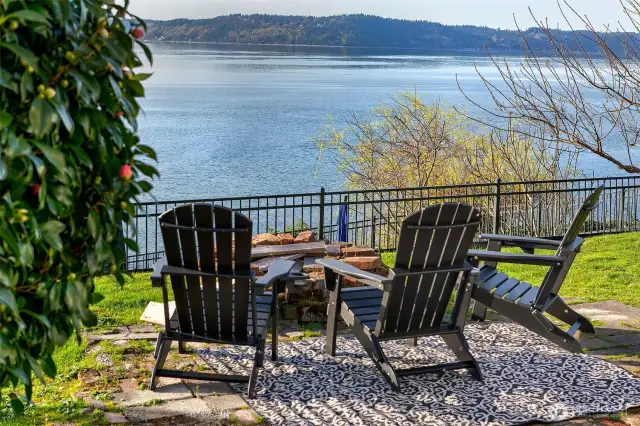 Cradled by a hedge of green and perched above Puget Sound, this Adirondack-framed firepit is more than a place to gather—it’s a front-row seat to sunrise reflections, ferry trails, and the soft hush of salt air. Here, life slows to the rhythm of the tide, and every conversation carries a touch of the sea.