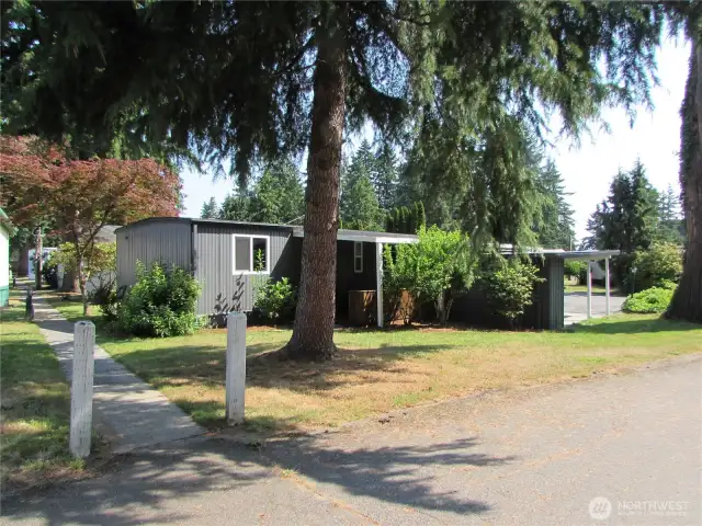 NICE CORNER LOT, COMMUNITY SIDWALK BEHIND HOME GOES TO PARK OFFICE TO NORTH.