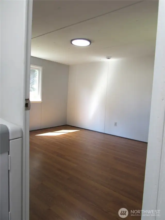 GOOD SIZED PRIMARY BEDROOM WITH SOUTH FACING WINDOW. LAMINATE FLOORING IS THRU-OUT HOME.