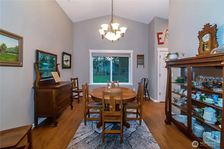 Dining room flows from entry/living rm into kitchen