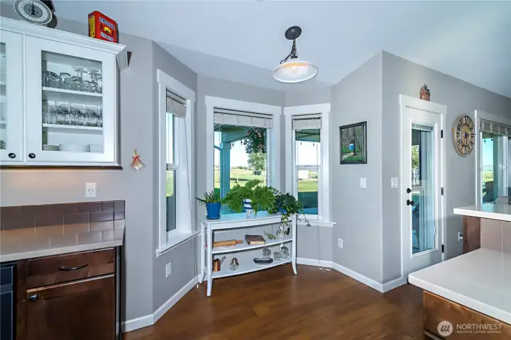 Great little eating nook with exceptional views of the property and horizon.