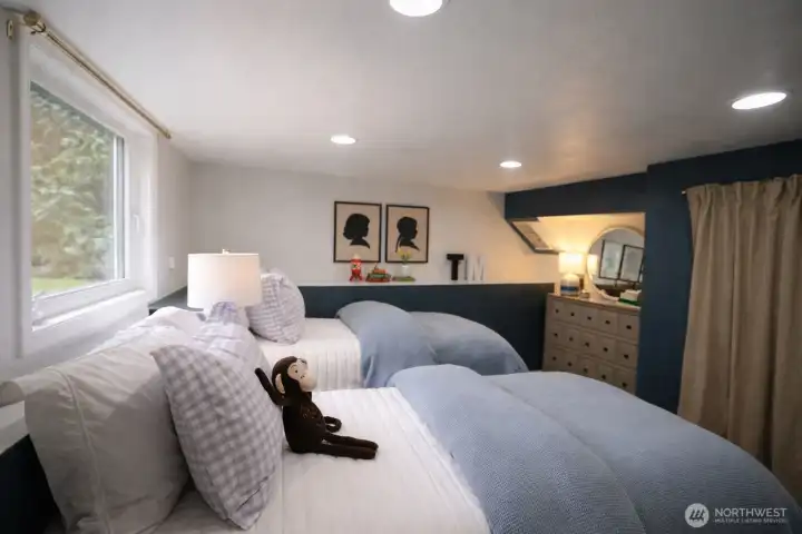 Sweet nook is perfect for a dresser or desk.