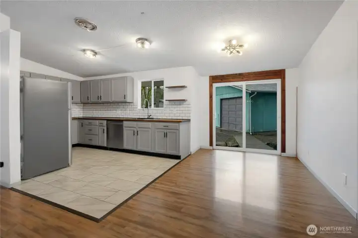 Beautiful kitchen & eating area