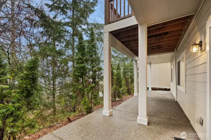 Shed on the right Side, huge patio