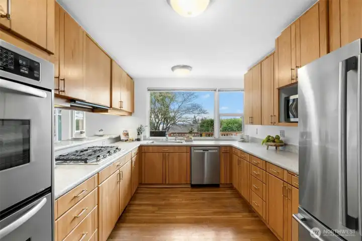 Well-maintained kitchen, complete with a newer gas cooktop, stainless steel appliances, and breakfast bar