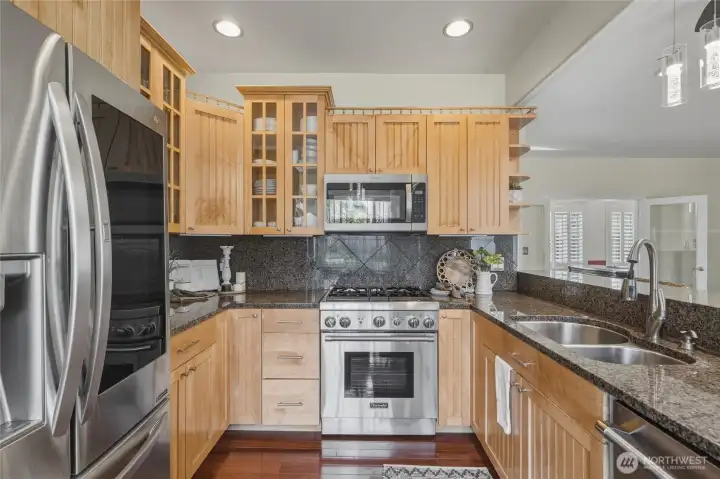 The kitchen also features a large eat in breakfast bar for extra seating or more casual dining options.