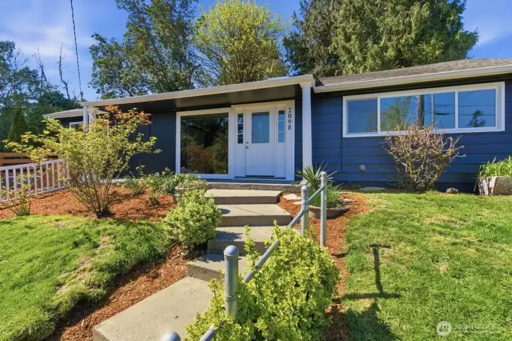 Charming front walkway & Yard.