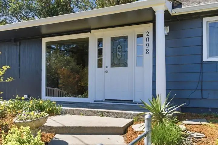 Look at that huge front window! So light & bright!