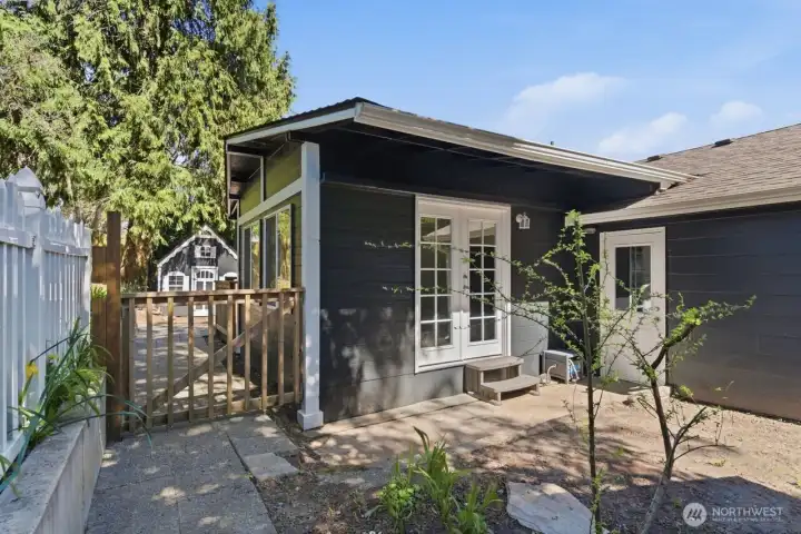 Welcoming back yard.