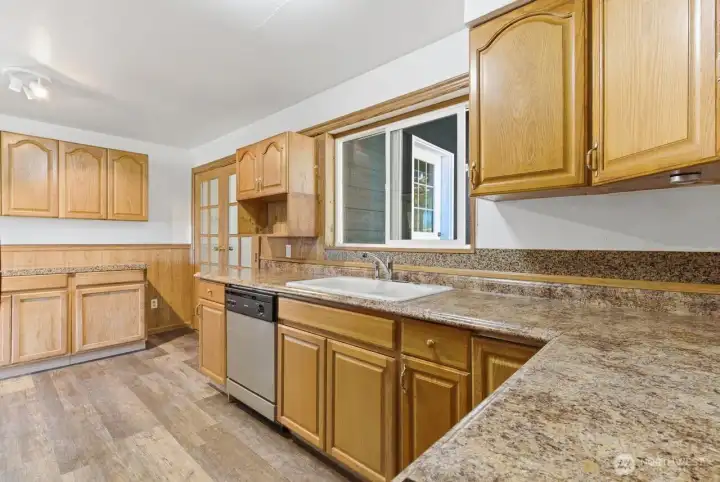 Cozy kitchen with amble counter & cabinet space.