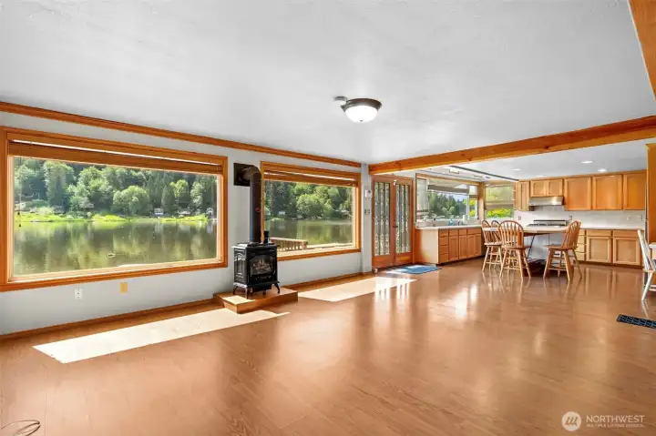Open Concept & Bright Windows Open Concept & Bright Windows