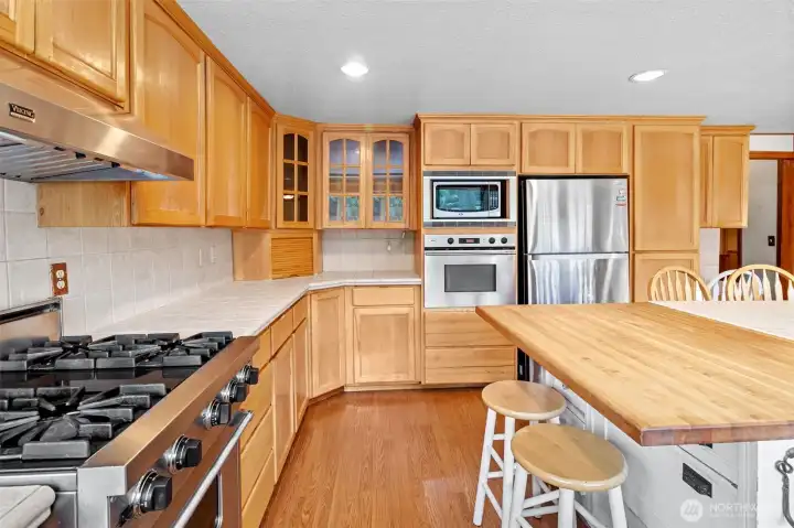 High End Appliances - Viking Gas Stove/Range, Maytag Dishwasher, Bosh Electric Oven High End Appliances - Viking Gas Stove/Range, Maytag Dishwasher, Bosh Electric Oven