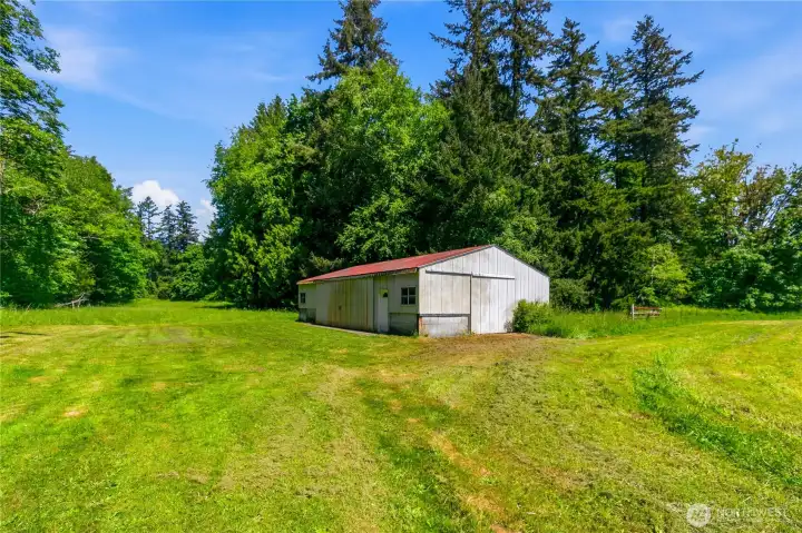 Outbuilding 4: Barn with stall space.