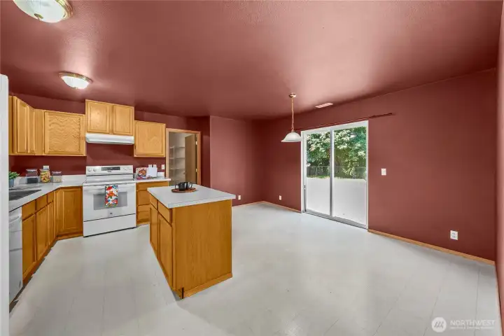 Eat-in Area in the kitchen held a 6-top rectangular table w/ bench seating.