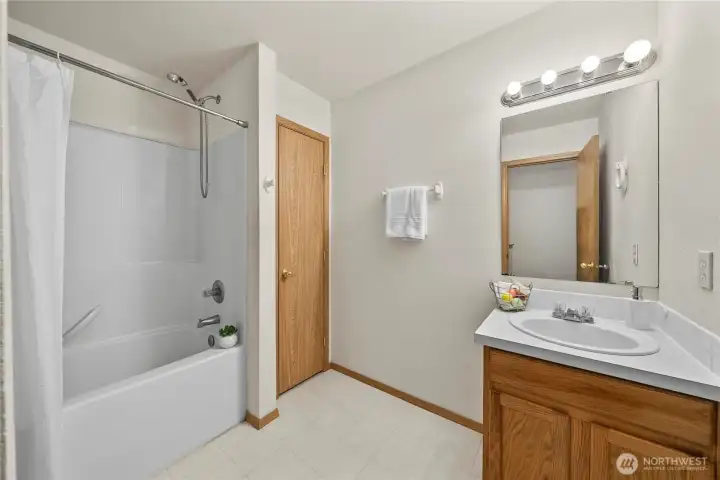 Full bathroom in the hallway near the bedrooms.