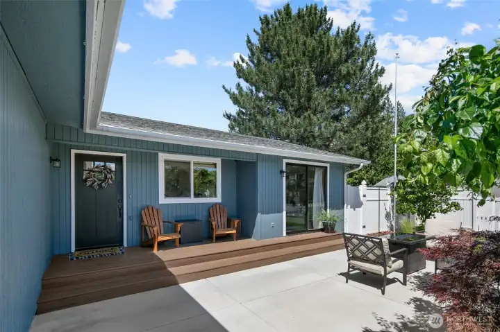 Front porch & patio!