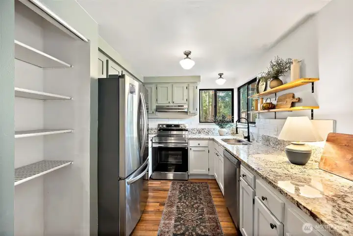 Granite Countertops & Stunning Backsplash
