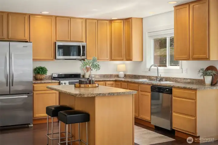 Kitchen with Eating Island Kitchen with Eating Island