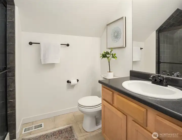 3/4 Bathroom on upper level. 3/4 Bathroom on upper level.