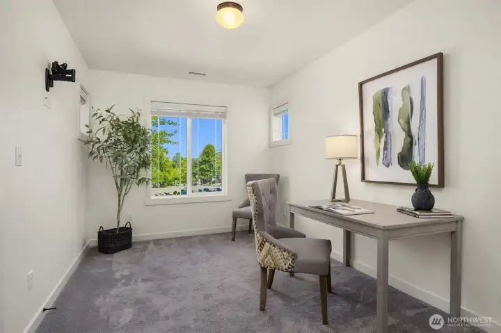 Main floor Bedroom or Large Office. Flexibel Floor Plan! Main floor Bedroom or Large Office. Flexibel Floor Plan!